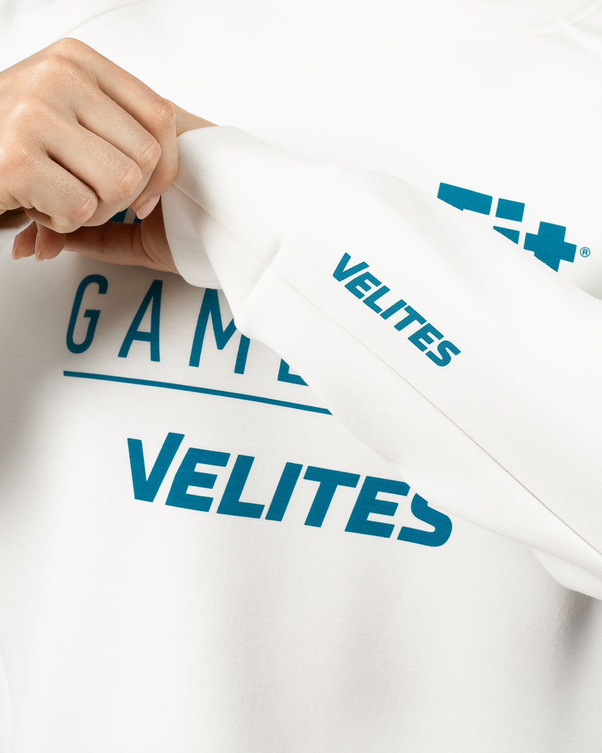 Détail en gros plan du texte imprimé sur le sweat court de la collection capsule officielle Velites