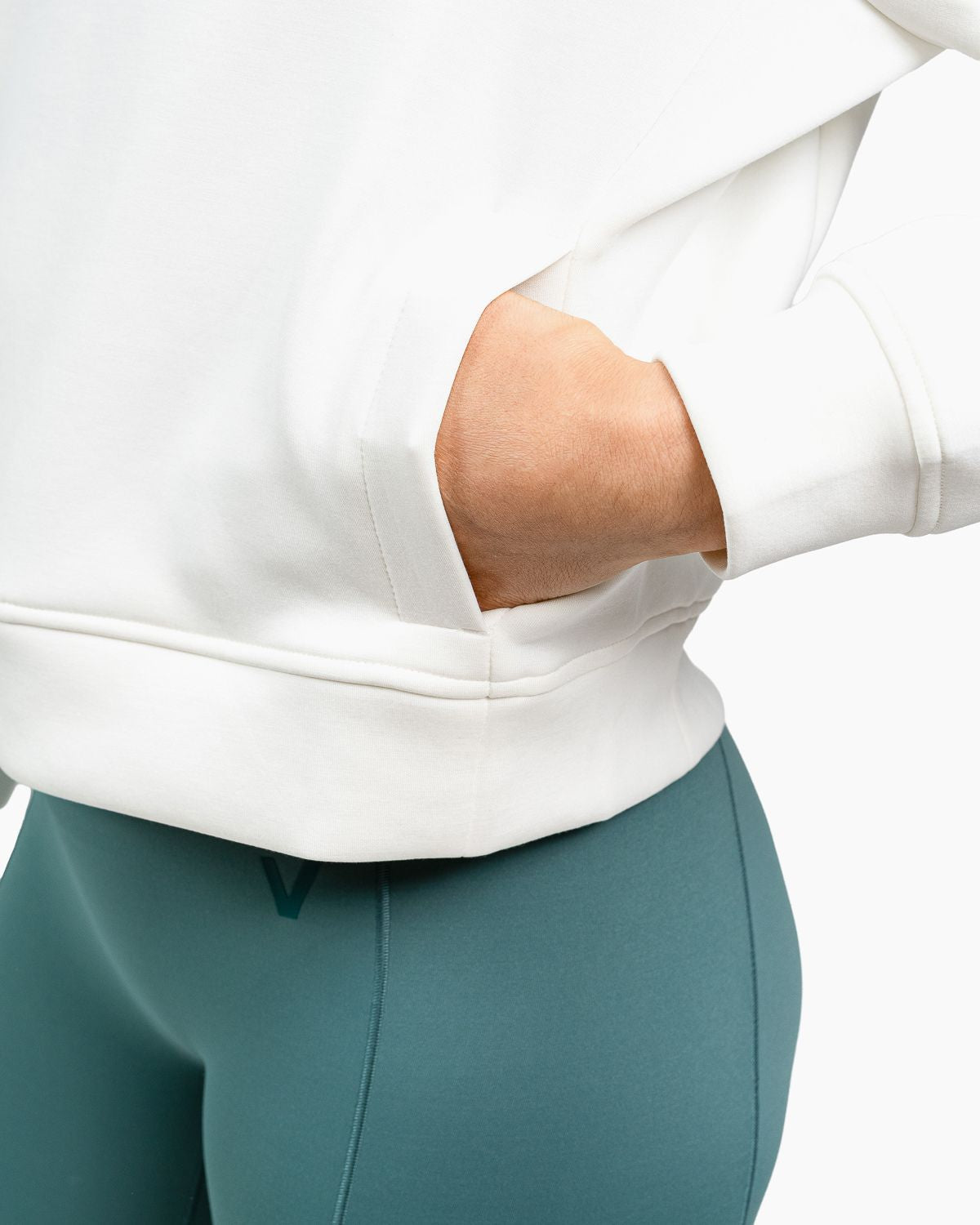 Velites Damen Holo Cropped-Kapuzenpullover Taschendetail color_Pearl